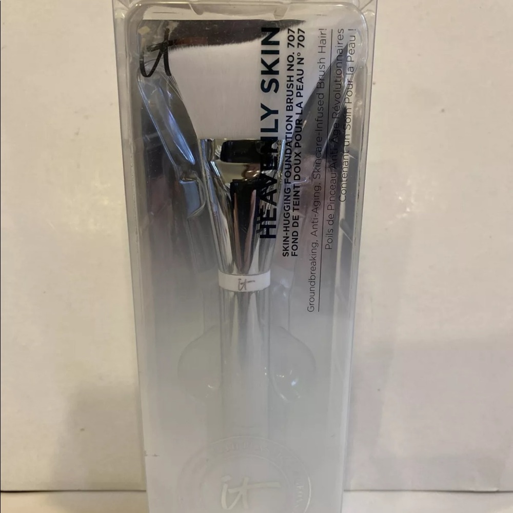 IT COSMETICS Heavenly Skin Skin-Hugging Foundation Brush #707 NIP $42 NIP